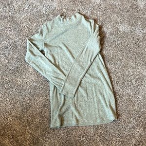 Long sleeve maternity top.